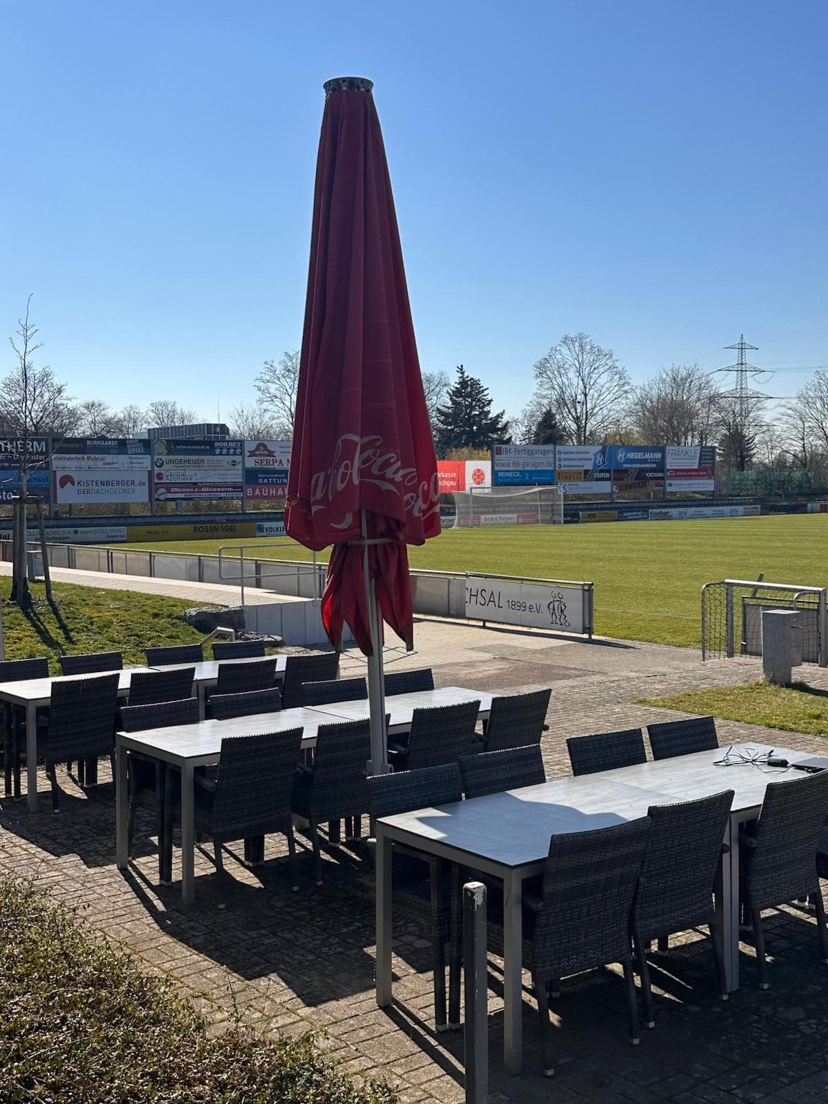 Großer Außenbereich mit Stadionatmosphäre